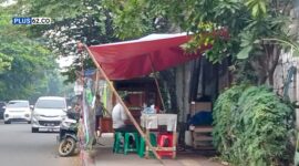Keberadaan lapak pedagang ditrotoar tanggul timur kapuk yang mengambil hak pejalan kaki ini diduga telah mengantongi izin dari Ketua RW 10.(dok.plus62.co)