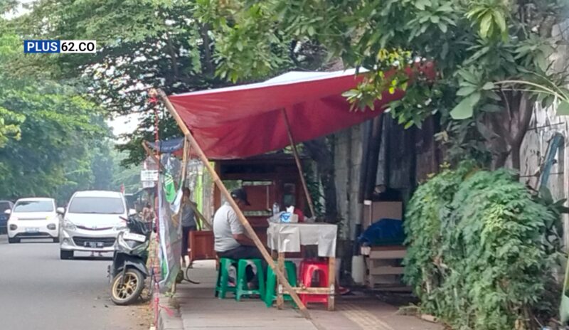 Keberadaan lapak pedagang ditrotoar tanggul timur kapuk yang mengambil hak pejalan kaki ini diduga telah mengantongi izin dari Ketua RW 10.(dok.plus62.co)
