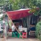 Keberadaan lapak pedagang ditrotoar tanggul timur kapuk yang mengambil hak pejalan kaki ini diduga telah mengantongi izin dari Ketua RW 10.(dok.plus62.co)