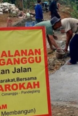 Jenuh Menunggu Pemerintah, Warga Kampung Pilar Pandeglang Swadaya Perbaiki Jalan Rusak