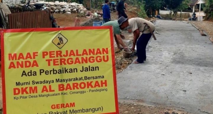 warga perbaiki jalan rusak di pandeglang-Banten. dok. istimewa 