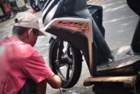 Tukang tambal ban, Mang Jun, mengungkapkan bahwa penyebab paling umum ban kempes adalah tertusuk benda tajam seperti paku atau kawat