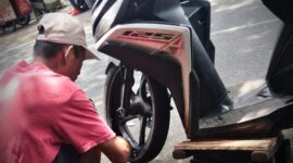 Tukang tambal ban, Mang Jun, mengungkapkan bahwa penyebab paling umum ban kempes adalah tertusuk benda tajam seperti paku atau kawat