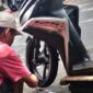 Tukang tambal ban, Mang Jun, mengungkapkan bahwa penyebab paling umum ban kempes adalah tertusuk benda tajam seperti paku atau kawat