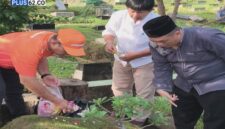 Wali Kota Jakarta Pusat Arifin berziarah ke makam orang tuanya. Dalam momen tersebut, ia didampingi Ketua Pokja PWI Jakarta Pusat, Helmi AR, beserta sejumlah wartawan.