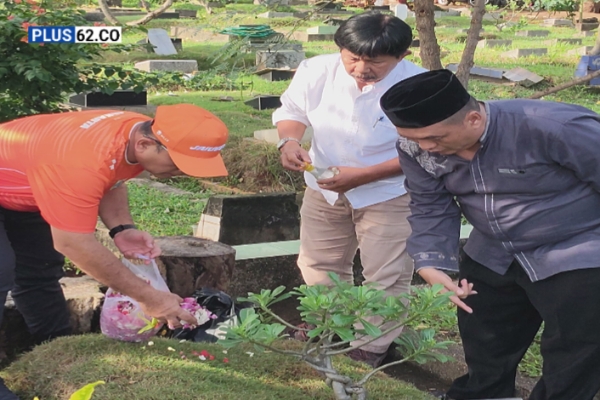 Wali Kota Jakarta Pusat Arifin berziarah ke makam orang tuanya. Dalam momen tersebut, ia didampingi Ketua Pokja PWI Jakarta Pusat, Helmi AR, beserta sejumlah wartawan.