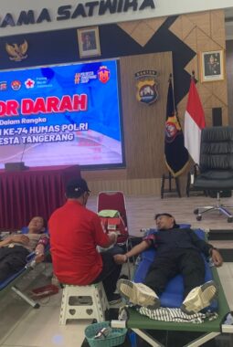 Ketua Pokja Wartawan Gunung Kaler Alex Donor Darah Bersama Polri