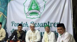 Ustadz fajar sidiq berhasil menarik hati para  jamaah semua dengan menyanyikan lagu Alm uje yaitu bidadari surga dengan suasana Merinding dan rindu alm uje