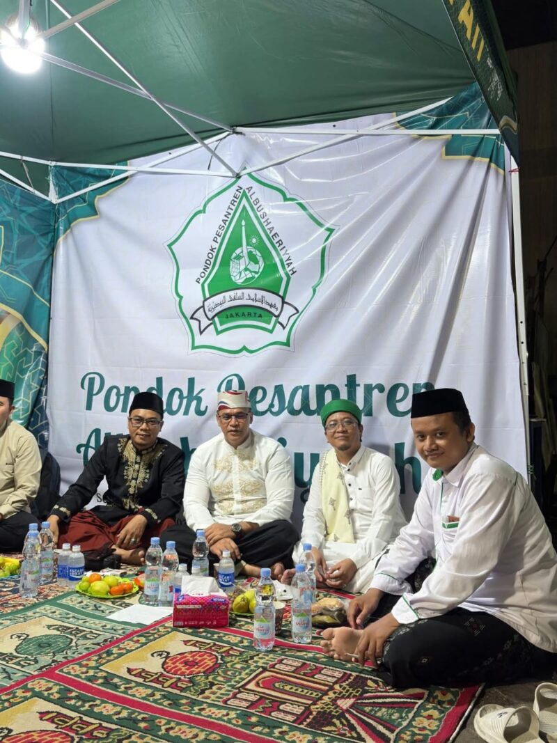 Ustadz fajar sidiq berhasil menarik hati para  jamaah semua dengan menyanyikan lagu Alm uje yaitu bidadari surga dengan suasana Merinding dan rindu alm uje
