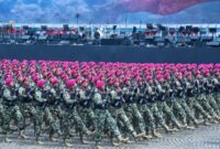 Di tengah lautan prajurit yang gagah, kontingen Korps Marinir TNI Angkatan Laut (AL) tampil menonjol. Prajurit Marinir dengan ciri khas baret ungu serta deretan kendaraan tempur andalannya menjadi sorotan, menunjukkan representasi kekuatan Angkatan Laut di darat.(foto.istimewa)
