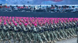 Di tengah lautan prajurit yang gagah, kontingen Korps Marinir TNI Angkatan Laut (AL) tampil menonjol. Prajurit Marinir dengan ciri khas baret ungu serta deretan kendaraan tempur andalannya menjadi sorotan, menunjukkan representasi kekuatan Angkatan Laut di darat.(foto.istimewa)
