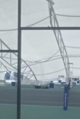 Viral di Medsos! Lapangan Padel di Meruya Jakbar Ambruk Saat Hujan Deras dan Angin Kencang
