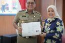 Wali Kota Jakarta Pusat, Drs. Arifin, M.AP, menyerahkan secara langsung SK Pensiun kepada 23 di lingkungan Pemerintah Kota Administrasi Jakarta Pusat