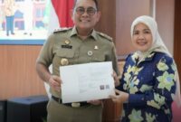 Wali Kota Jakarta Pusat, Drs. Arifin, M.AP, menyerahkan secara langsung SK Pensiun kepada 23 di lingkungan Pemerintah Kota Administrasi Jakarta Pusat