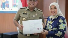 Wali Kota Jakarta Pusat, Drs. Arifin, M.AP, menyerahkan secara langsung SK Pensiun kepada 23 di lingkungan Pemerintah Kota Administrasi Jakarta Pusat