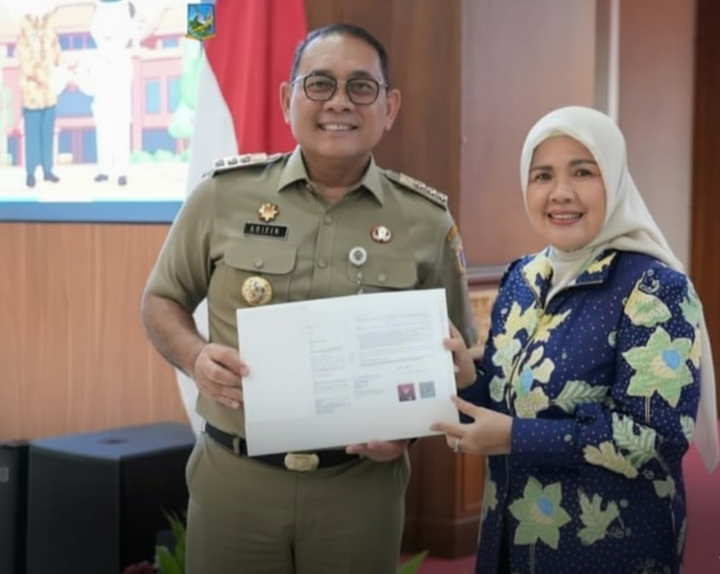 Wali Kota Jakarta Pusat, Drs. Arifin, M.AP, menyerahkan secara langsung SK Pensiun kepada 23 di lingkungan Pemerintah Kota Administrasi Jakarta Pusat