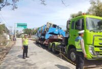 petugas kepolisian melakukan proses penanganan truk amblas dan rekayasa lalu lintas untuk mengurai kemacetan yang terjadi di jalan selembaran raya