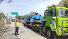 petugas kepolisian melakukan proses penanganan truk amblas dan rekayasa lalu lintas untuk mengurai kemacetan yang terjadi di jalan selembaran raya