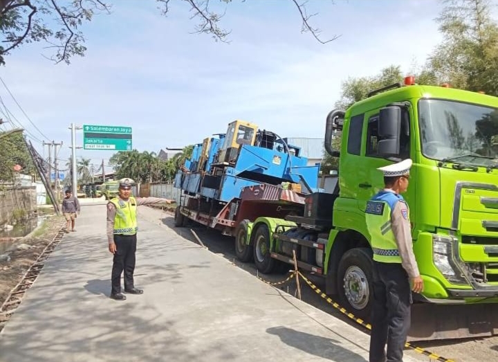 petugas kepolisian melakukan proses penanganan truk amblas dan rekayasa lalu lintas untuk mengurai kemacetan yang terjadi di jalan selembaran raya