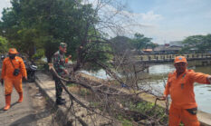 Babinsa Koramil 04/Cengkareng Sertu Eko dan PPSU Gelar Karya Bakti Bersihkan Lingkungan di Kapuk