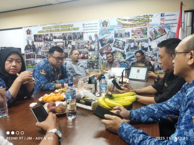 Kasudin Kominfotik Jakpus Rachmat, Kunjungi Markas Pokja PWI Jakpus
