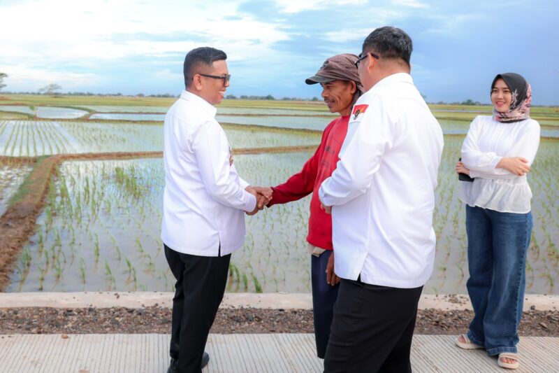 Foto Gubernur Banten Andra Soni saat meninjau langsung rampungnya rehabilitasi ruas Jalan Sukanagara–Sukajaya di Desa Sukajaya, Kecamatan Pontang, Kabupaten Serang (Dok.Istimewa)