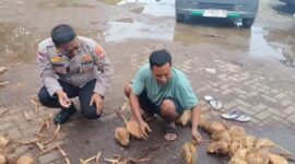Foto Personel Bhabinkamtibmas Sat Binmas Polres Metro Tangerang Kota menyambangi pedagang kelapa parut di Pasar Babakan, Kota Tangerang, Jumat (14/11/2025), dalam rangka memperkuat kemitraan dan menjaga stabilitas Kamtibmas (Dok.Istimewa)
