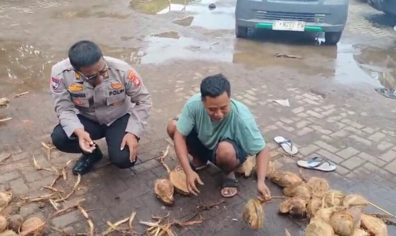 Foto Personel Bhabinkamtibmas Sat Binmas Polres Metro Tangerang Kota menyambangi pedagang kelapa parut di Pasar Babakan, Kota Tangerang, Jumat (14/11/2025), dalam rangka memperkuat kemitraan dan menjaga stabilitas Kamtibmas (Dok.Istimewa)