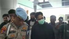 Publik figur berinisial OL dikawal petugas menuju ruang pemeriksaan kesehatan di Seksi Dokkes Polres Metro Jakarta Barat (Foto.Istimewa)