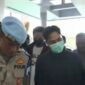Publik figur berinisial OL dikawal petugas menuju ruang pemeriksaan kesehatan di Seksi Dokkes Polres Metro Jakarta Barat (Foto.Istimewa)
