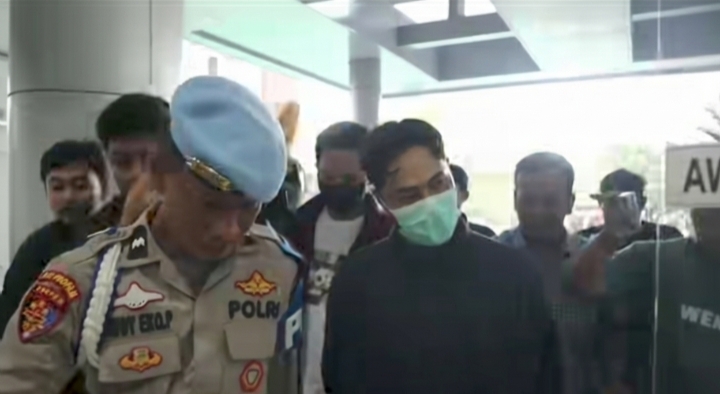 Publik figur berinisial OL dikawal petugas menuju ruang pemeriksaan kesehatan di Seksi Dokkes Polres Metro Jakarta Barat (Foto.Istimewa)
