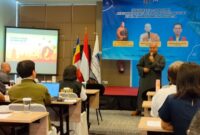 Ketua WALUBI Provinsi DKI Jakarta, Esther Setiawati Santoso, S.H., M.Kn., bersama Pembimas Buddha DKI Jakarta, Suliarna, S.Ag., M.Pd., membuka secara resmi kegiatan Pendidikan Kepanditaan dan Dharmaduta di Hotel Ibis Jakarta 