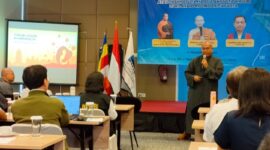 Ketua WALUBI Provinsi DKI Jakarta, Esther Setiawati Santoso, S.H., M.Kn., bersama Pembimas Buddha DKI Jakarta, Suliarna, S.Ag., M.Pd., membuka secara resmi kegiatan Pendidikan Kepanditaan dan Dharmaduta di Hotel Ibis Jakarta 