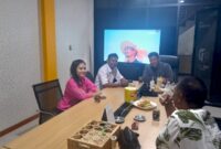 Ketua Umum Lembaga Swadaya Masyarakat (LSM) Geram, Alamsyah, menerima kunjungan silaturahmi Redaktur Ifakta.co, Sibti Alex, di kantor LSM Geram