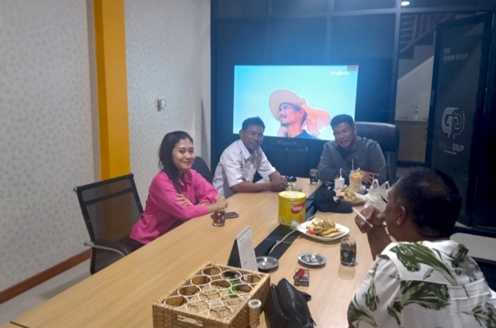 Ketua Umum Lembaga Swadaya Masyarakat (LSM) Geram, Alamsyah, menerima kunjungan silaturahmi Redaktur Ifakta.co, Sibti Alex, di kantor LSM Geram