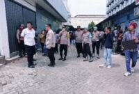 Berkat respons cepat Polsek Metro Cengkareng, situasi dapat dikendalikan dan ketegangan berhasil diredam. Kedua kelompok yang terlibat bentrok kemudian bersedia menyelesaikan permasalahan secara damai.(Foto.Istimewa)