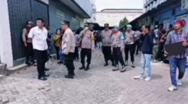 Berkat respons cepat Polsek Metro Cengkareng, situasi dapat dikendalikan dan ketegangan berhasil diredam. Kedua kelompok yang terlibat bentrok kemudian bersedia menyelesaikan permasalahan secara damai.(Foto.Istimewa)