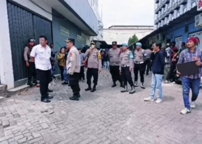 Berkat respons cepat Polsek Metro Cengkareng, situasi dapat dikendalikan dan ketegangan berhasil diredam. Kedua kelompok yang terlibat bentrok kemudian bersedia menyelesaikan permasalahan secara damai.(Foto.Istimewa)