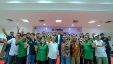 Ketua Siwo PWI Jaya Nonnie Rering (kanan) bersama Ketua Umum KONI DKI Jakarta Prof. Hidayat Humaid (tengah) dan Kepala Dispora DKI Andri Yansyah (kiri) saat mengikuti diskusi pembinaan atlet muda DKI Jakarta di Gedung KONI DKI