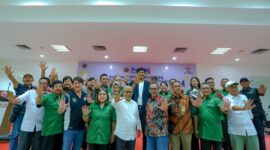 Ketua Siwo PWI Jaya Nonnie Rering (kanan) bersama Ketua Umum KONI DKI Jakarta Prof. Hidayat Humaid (tengah) dan Kepala Dispora DKI Andri Yansyah (kiri) saat mengikuti diskusi pembinaan atlet muda DKI Jakarta di Gedung KONI DKI