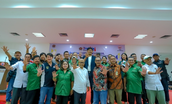 Ketua Siwo PWI Jaya Nonnie Rering (kanan) bersama Ketua Umum KONI DKI Jakarta Prof. Hidayat Humaid (tengah) dan Kepala Dispora DKI Andri Yansyah (kiri) saat mengikuti diskusi pembinaan atlet muda DKI Jakarta di Gedung KONI DKI