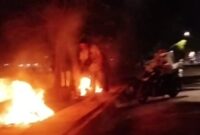 Foto warga buang dan bakar sampah di tepi jalan 