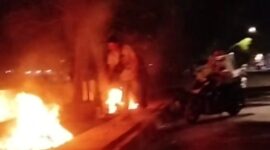 Foto warga buang dan bakar sampah di tepi jalan 