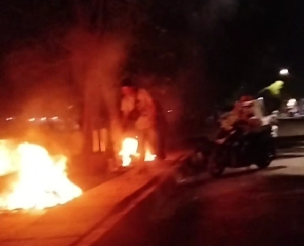 Foto warga buang dan bakar sampah di tepi jalan 