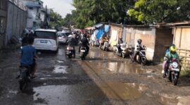 Kondisi jalan rusak di kapuk tanggul timur semakin memprihatinkan 