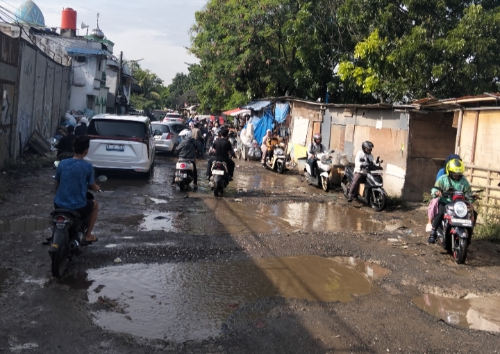 Kondisi jalan rusak di kapuk tanggul timur semakin memprihatinkan 