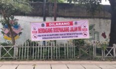 Spanduk Larangan Berdagang di Jalan Tanggul Timur RW 10 Kapuk Dipasang
