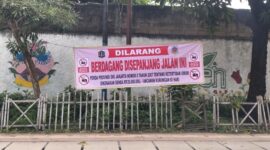 Spanduk Larangan Berdagang di Jalan Tanggul Timur RW 10 kelurahan kapuk, Cengkareng, Jakarta Barat, (Foto.plus62.co/rdw)