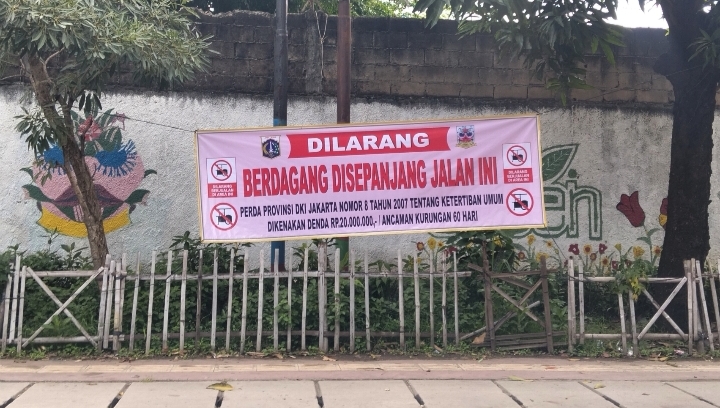Spanduk Larangan Berdagang di Jalan Tanggul Timur RW 10 kelurahan kapuk, Cengkareng, Jakarta Barat, (Foto.plus62.co/rdw)