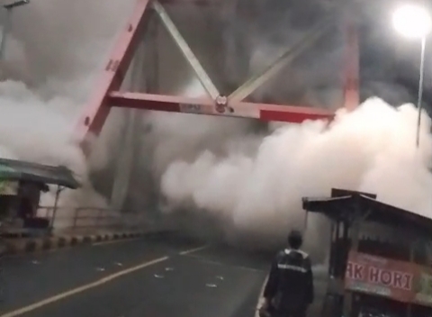 Polres Lumajang resmi menutup total akses jalan penghubung Lumajang–Malang melalui jalur selatan 